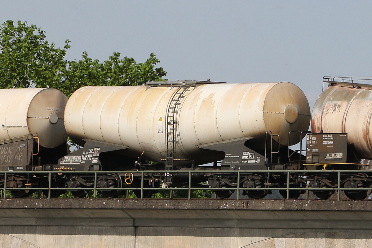 7829 745 (Zacns) von  ATIR-RAIL  am 30. April 2024 bei Regenstauf.