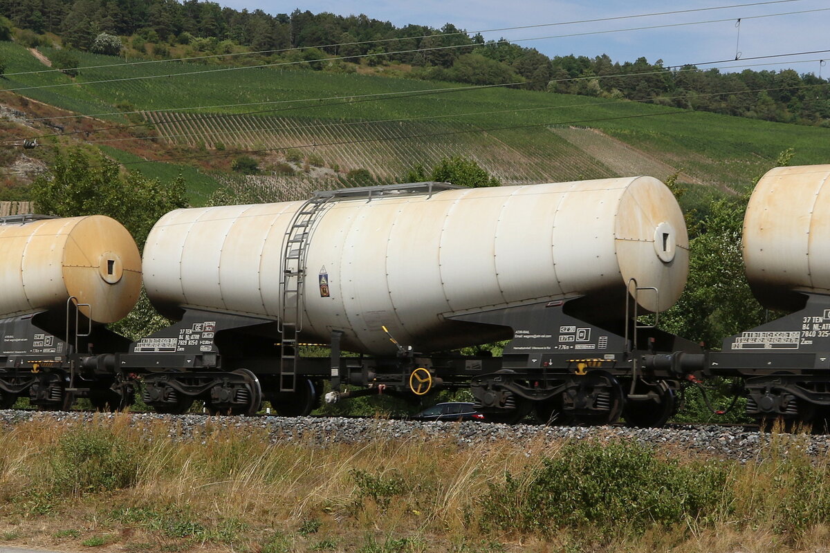 7829 825 (Zacns) von  ATIR-Rail  am 5. August 2022 bei Thngersheim.