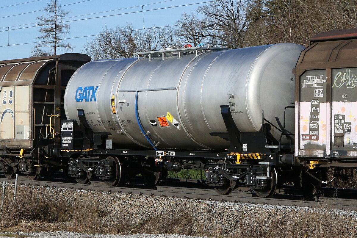 7830 735 (Zacns) von  GATX  am 30. Dezember 2023 bei Hufschlag.