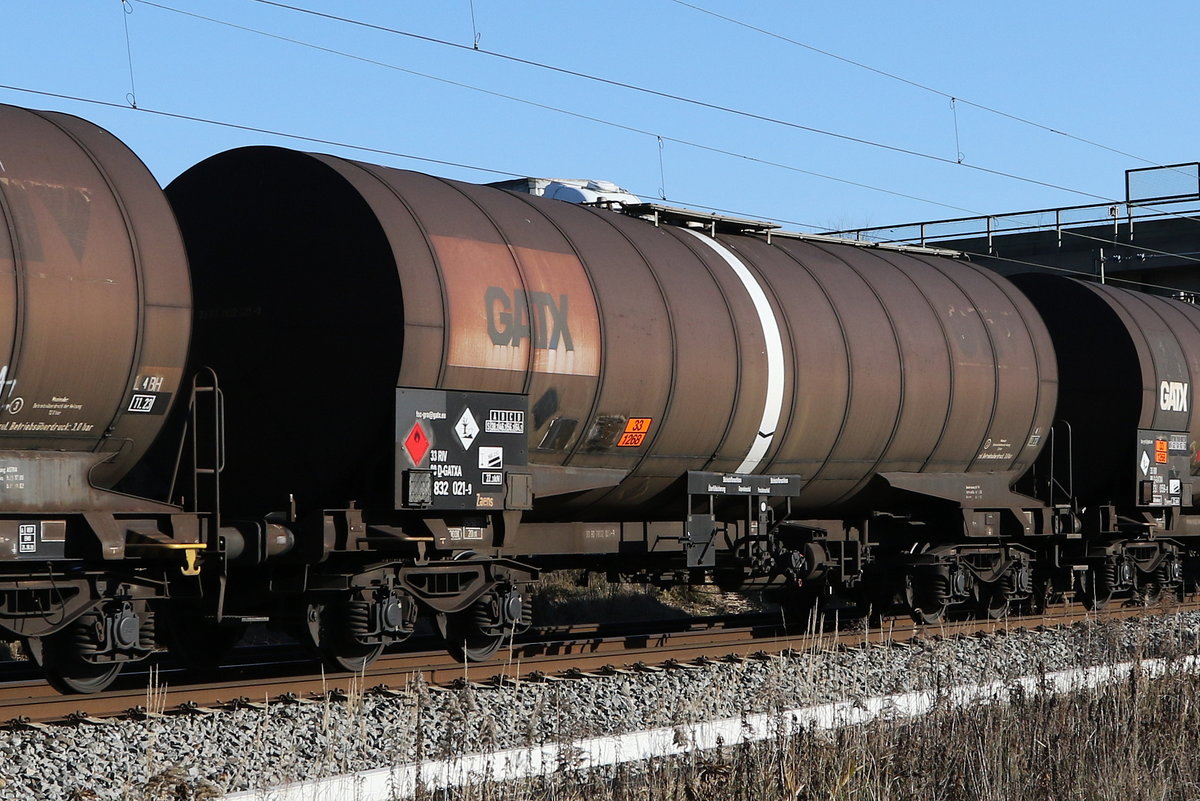 7832 021 (Zaens) von  GATX  am 24. November 2020 bei Bernau am Chiemsee.