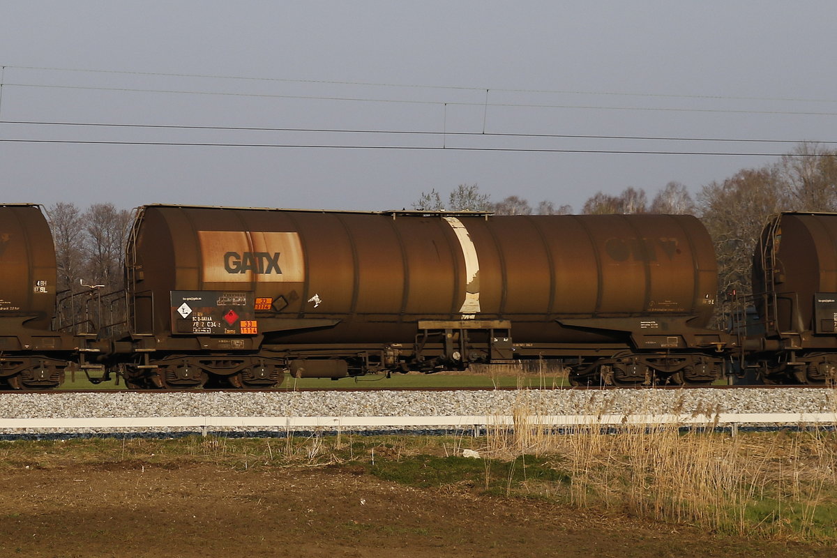 7832 034 (Zaens) von  GATX  am 1. April 2019 bei Bernau.