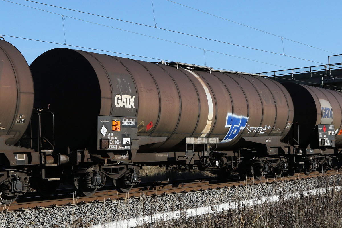 7832 059 (Zaens) von  GATX  am 24. November 2020 bei Bernau.