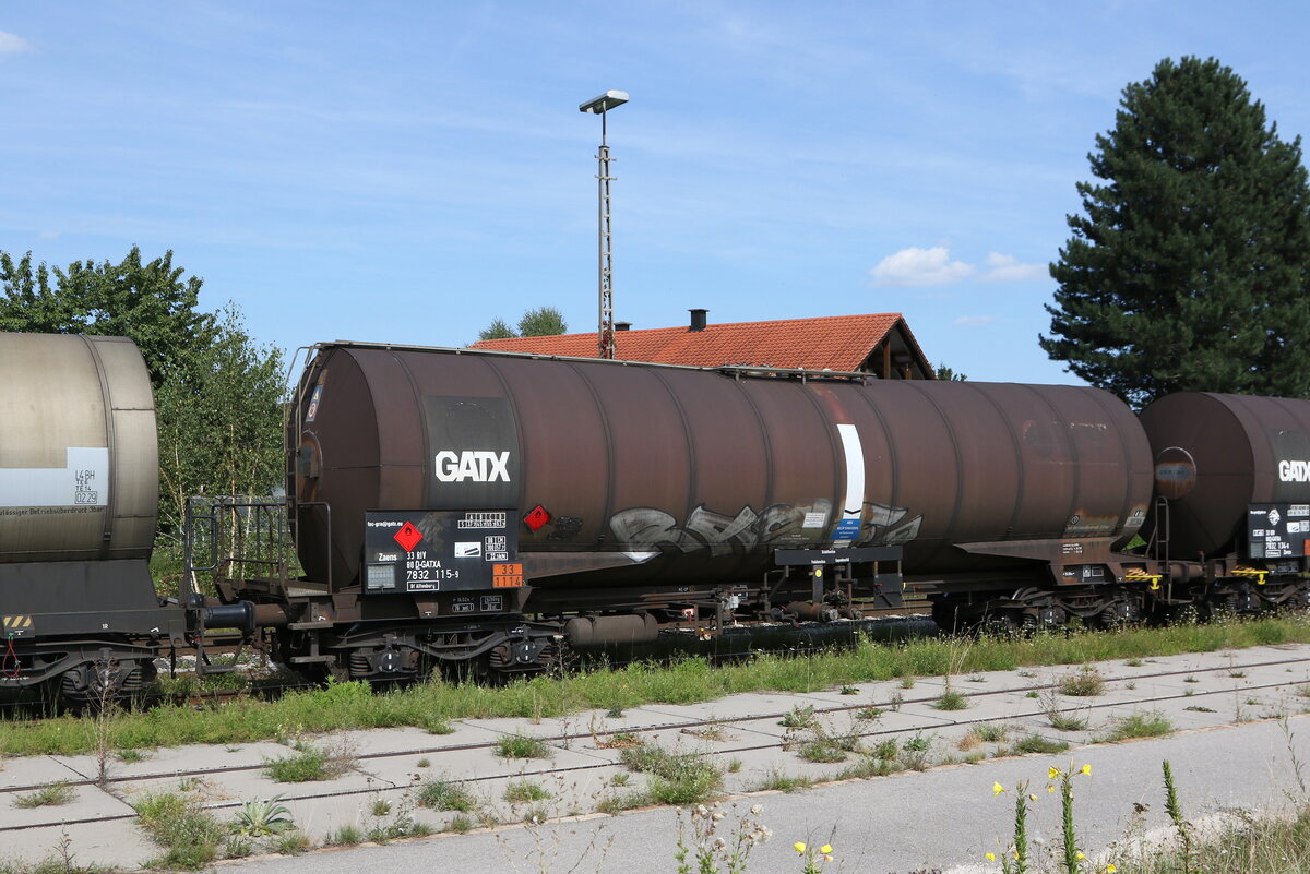 7832 115 (Zacens) von  GATX  am 25.August 2025 bei Pirach.