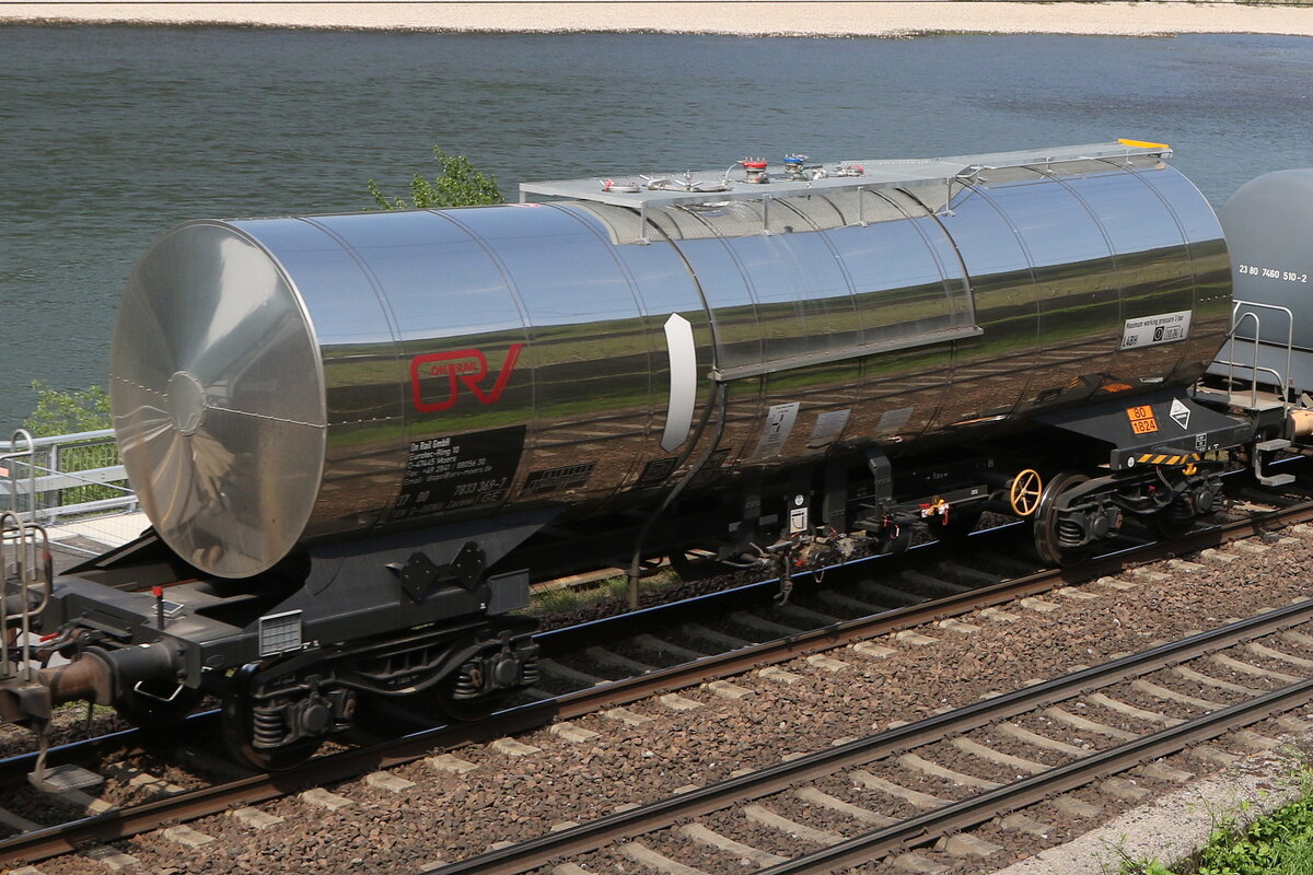 7833 369 (Zacens) von  On Rail  am 3. Mai 2022 bei Assmannshausen.