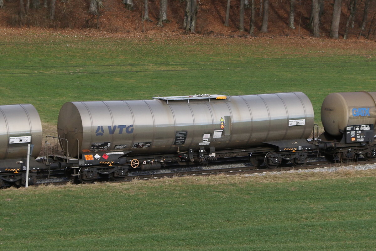 7834 979 (Zacens) von  VTG  am 28. Dezember 22023 bei Axdorf im Chiemgau.