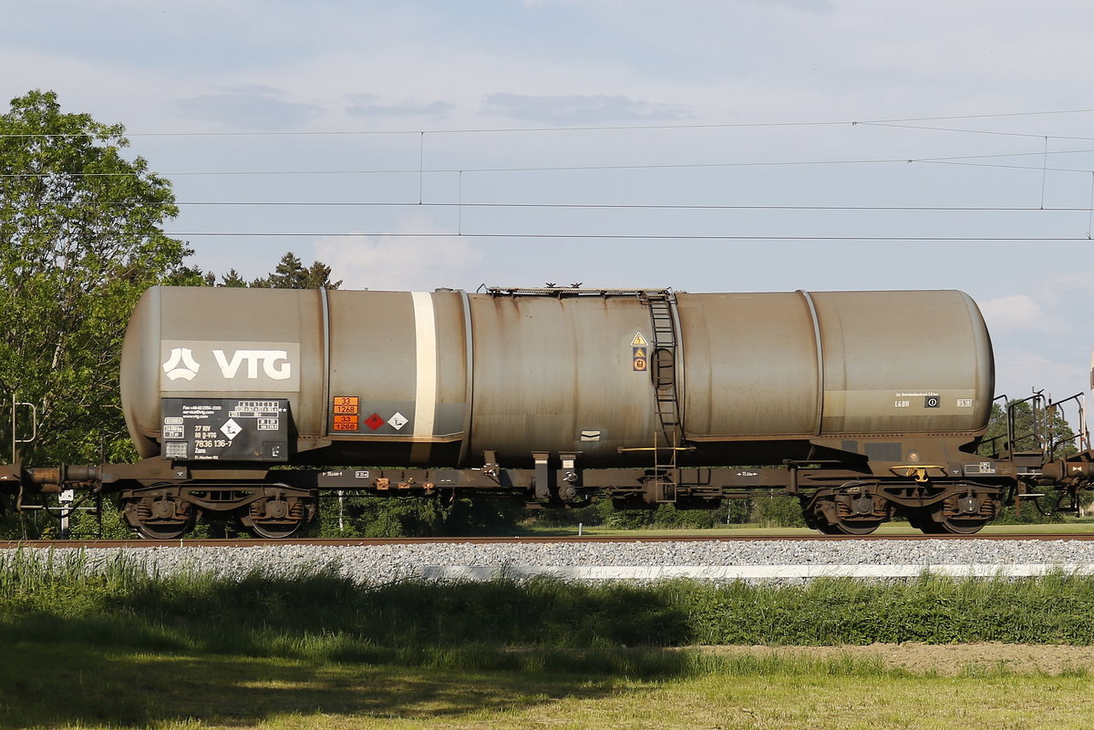 7836 136 (Zans) von  VTG  am 9. Mai 2018 bei Weisham.