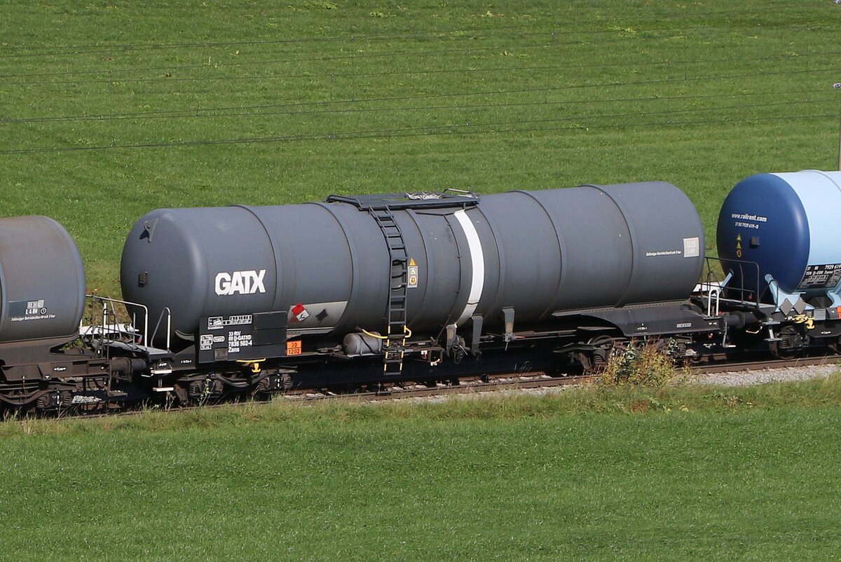 7836 502 (Zans) von  GATX  am 3. Oktober 2023 bei Axdorf.