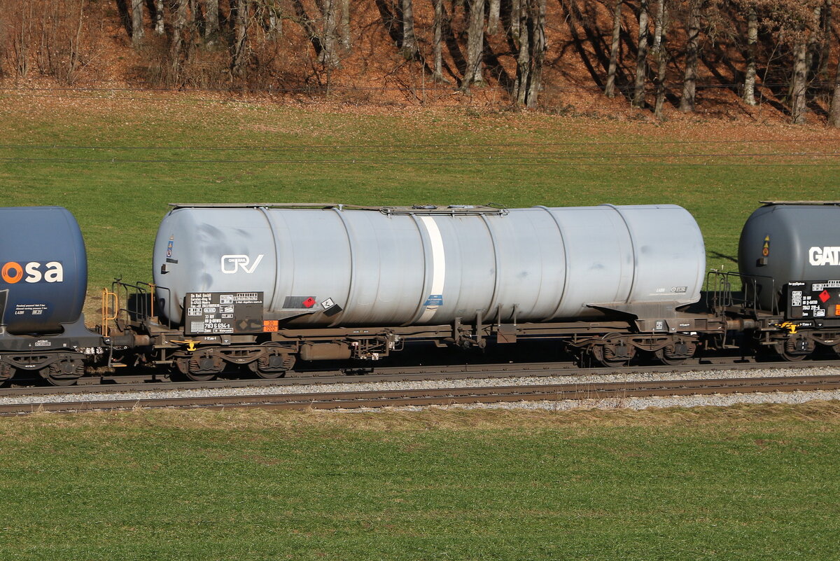 7836 694 (Zans) von  On Rail  am 18. Dezember 2023 bei Axdorf im Chiemgau.