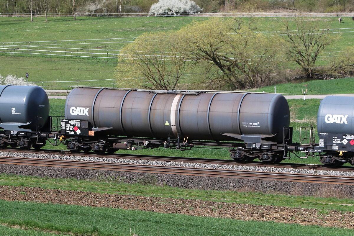 7837 114 (Zans) von  GATX  am 5. April 20224 bei Breitenfurt im Altmhltal.