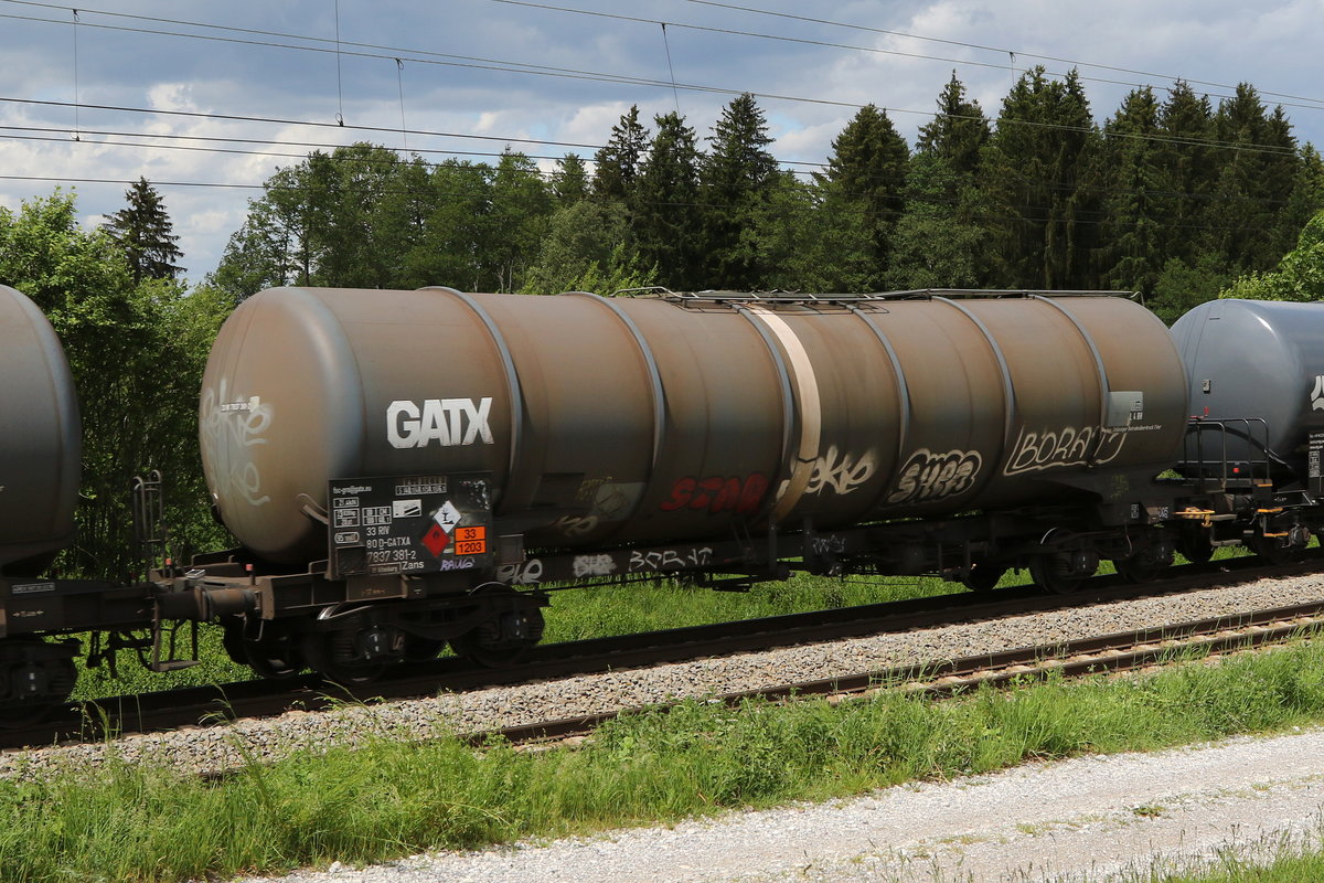 7837 381 (Zans) von  GATX  am 24. Mai 2020 bei Grabensttt im Chiemgau.