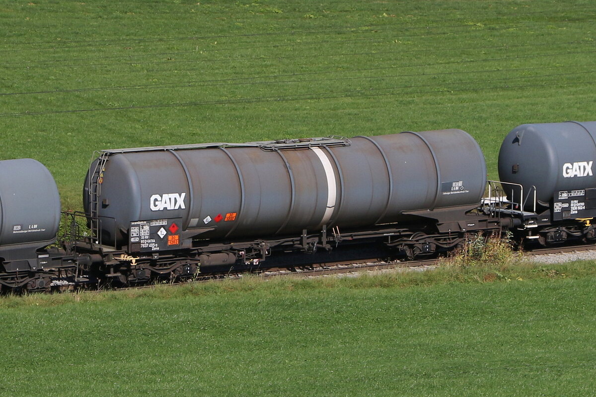 7837 405 (Zans) von  GATX  am 3. Oktober 2023 bei Axdorf.