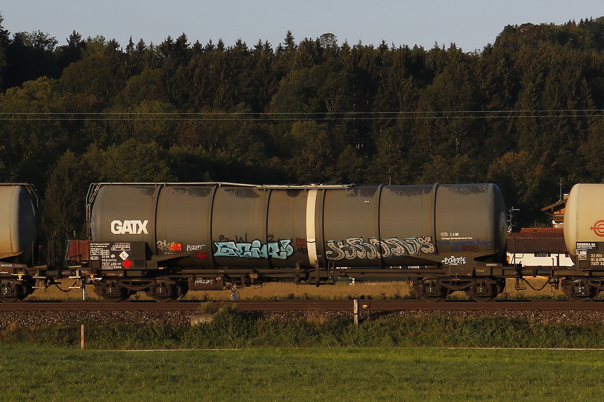 7837 488 (Zans) von  GATX  am 21. September 2018 bei Bernau.