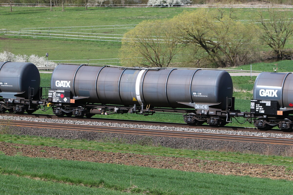 7837 598 (Zans) von  GATX  am 5. April 2024 bei Breitenfurt.