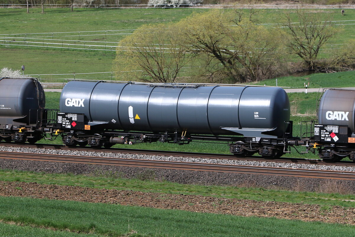 7837 604 (Zans) von  GATX  am 5. April 2024 bei Breitenfurt.