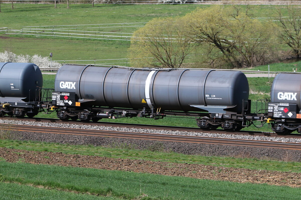 7837 619 (Zans) von  GATX  am 5. April 0224 bei Breitenfurt.