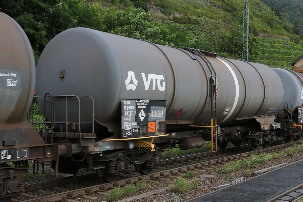 7837 837 (Zans) von  VTG  am 22. Juli 2021 bei Kaub am Rhein.