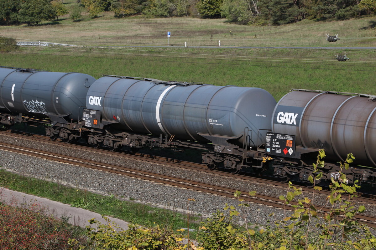 7837 954 (Zans) von  GATX  am 12. Oktober 2022 bei Harrbach.