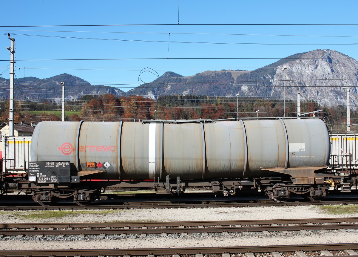 7838 309-8 (Zacns)  Ermewa  war am 1. November 2015 in Bahnhof von Wrgl/Tirol abgestellt.