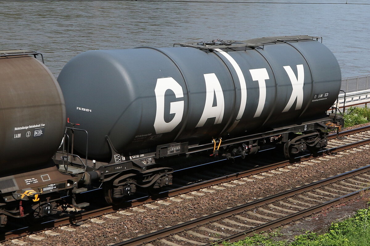 7838 657 (Zans) von  GATX  am 21. Juli 2021 bei Assmannshausen.