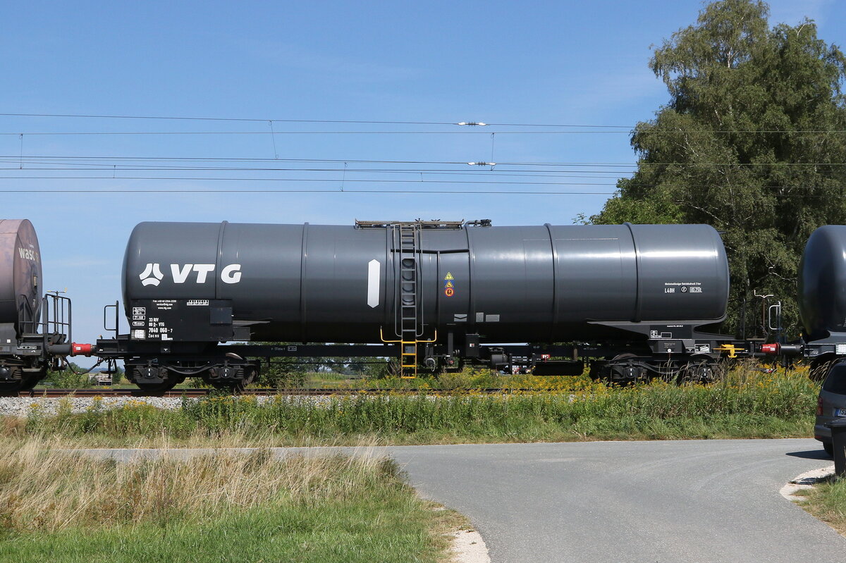 7840 060 (Zacns) von  VTG  am 17. August 2022 bei bersee am Chiemsee.