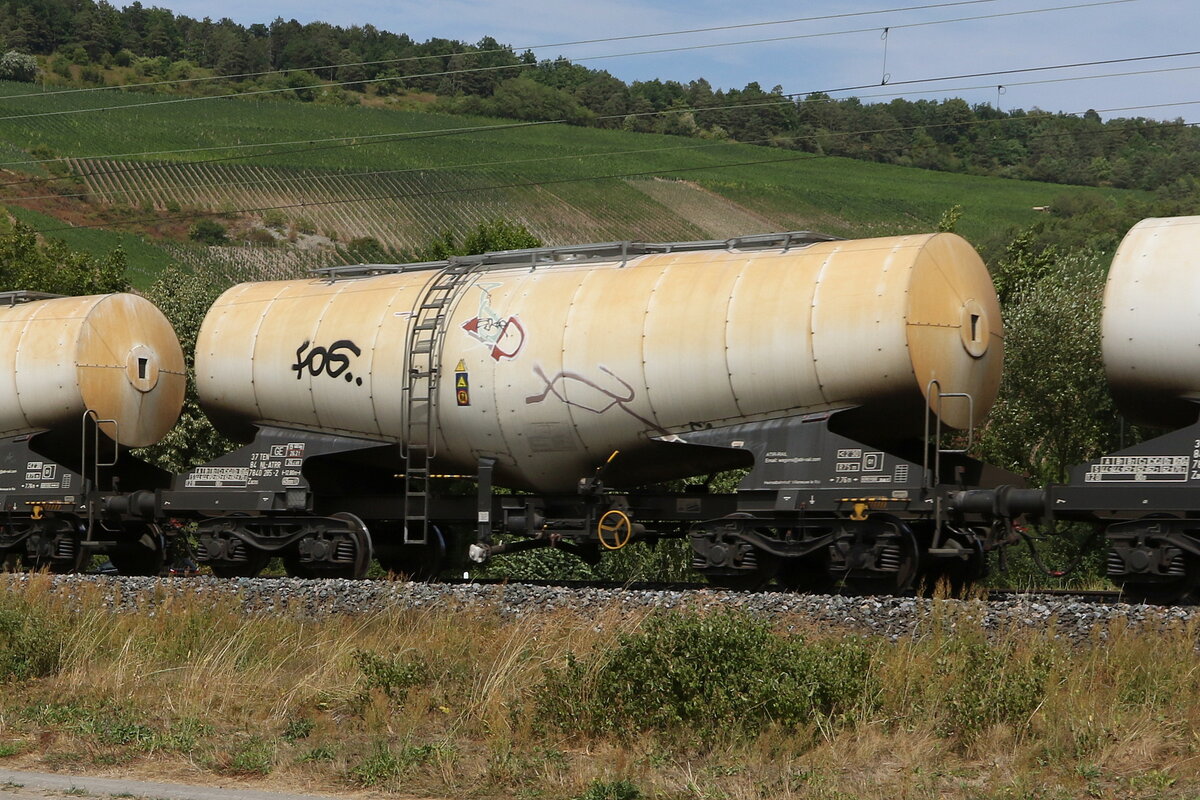 7840 285 (Zacns) von  ATIR-Rail  am 5. August 2022 bei Thngersheim.