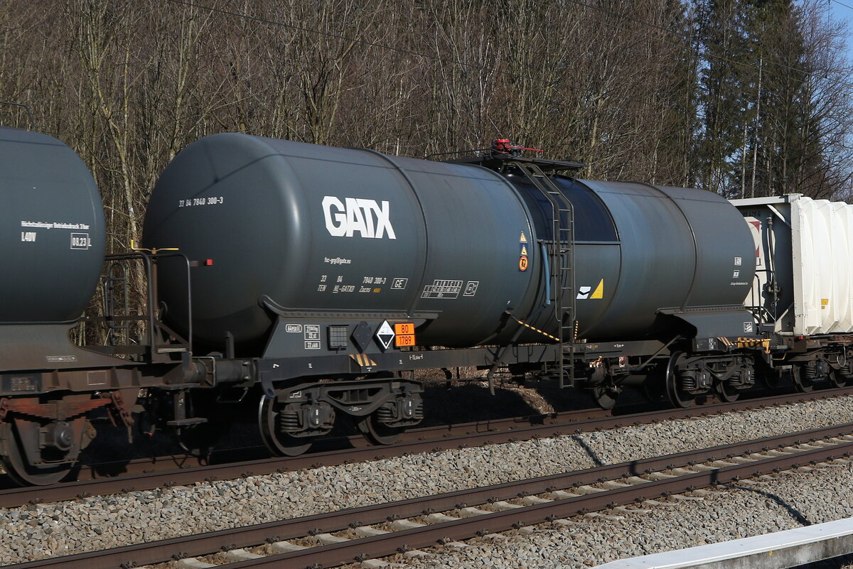 7840 300 (Zacns) von  GATX  am 9. Februar 20223 bei Sossau im Chiemgau.