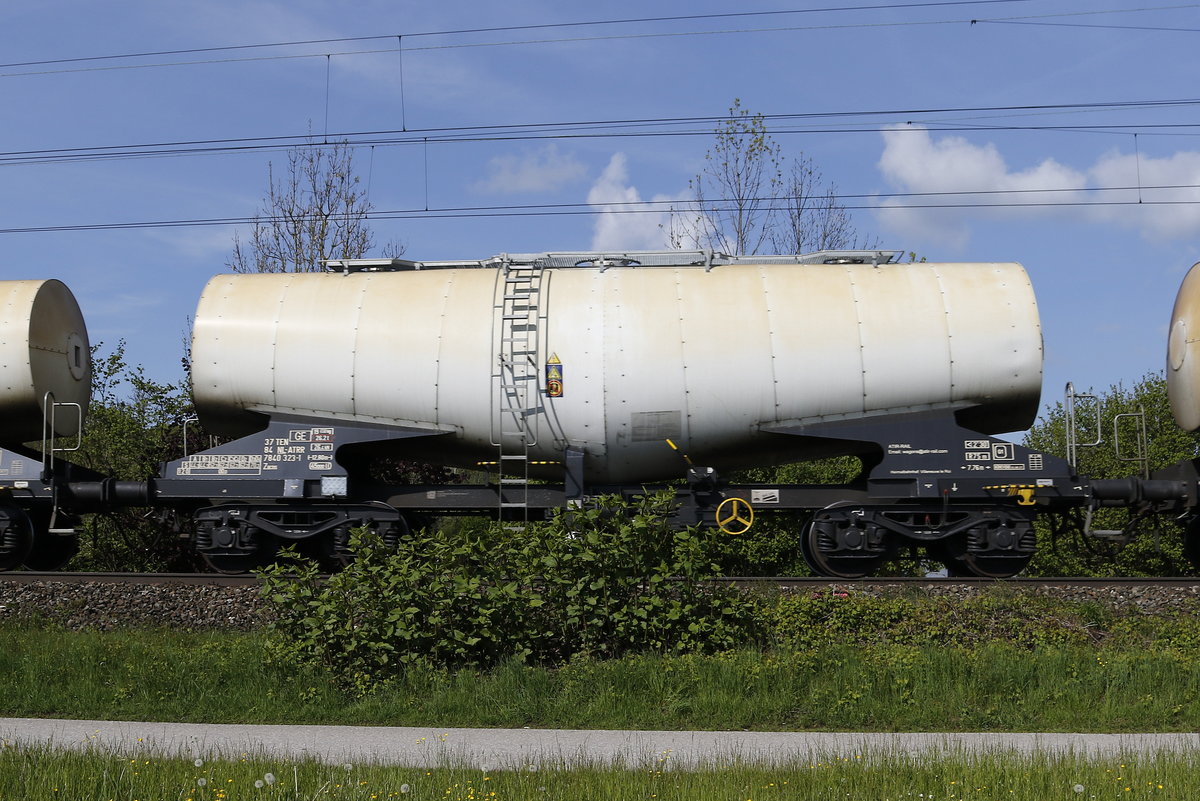 7840 323 (Zacns) von  Atir-Rail  am 7. Mai 2019 bei Prien.