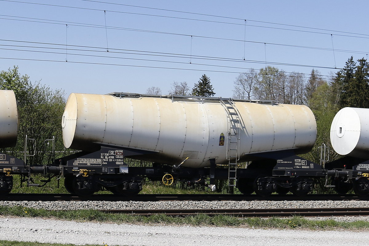 7840 331 (Zacns) von  Atir-Rail  am 21. April 2019 bei Grabensttt.