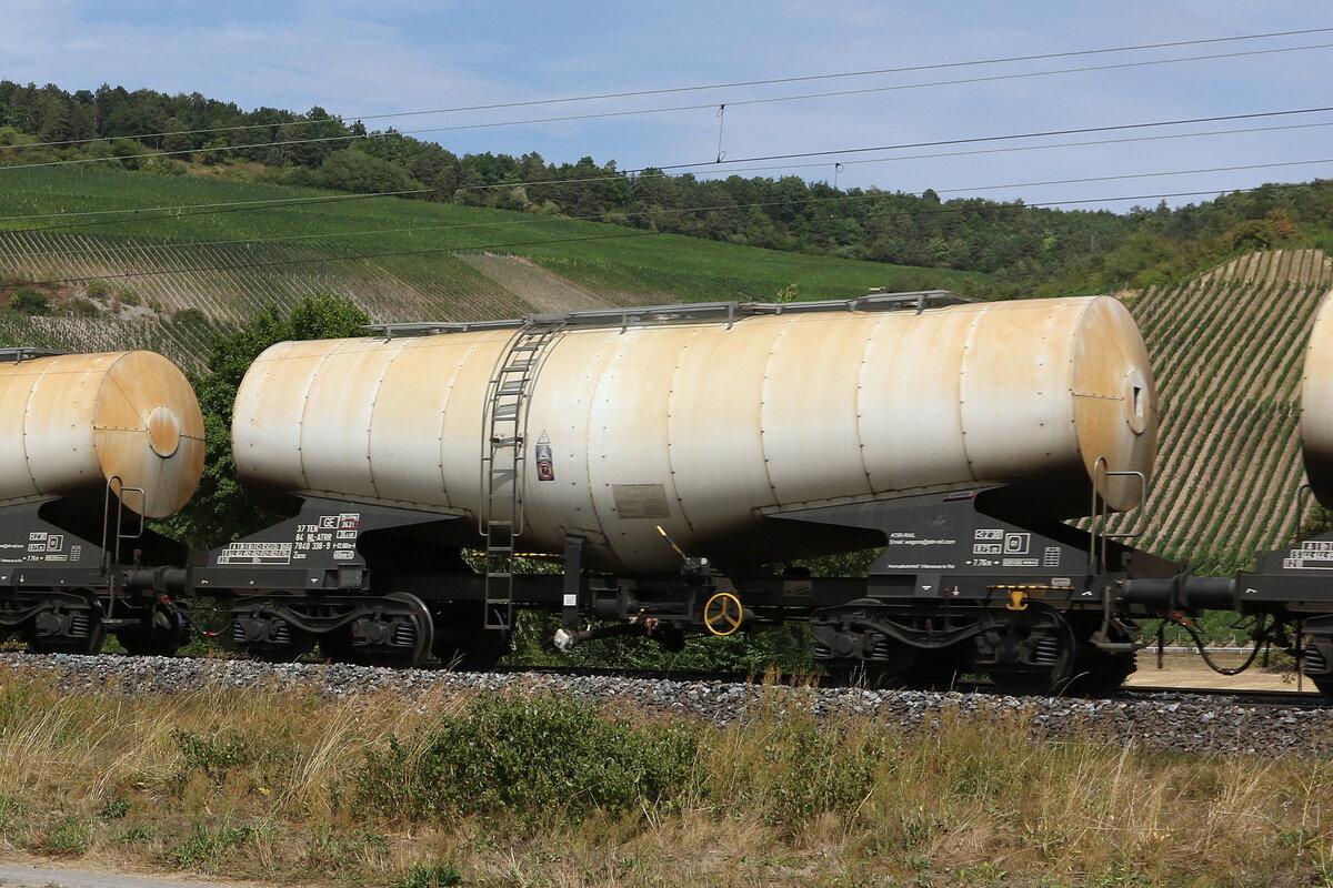 7840 338 (Zacns) von  ATIR-Rail  am 5. August 2022 bei Thngersheim.