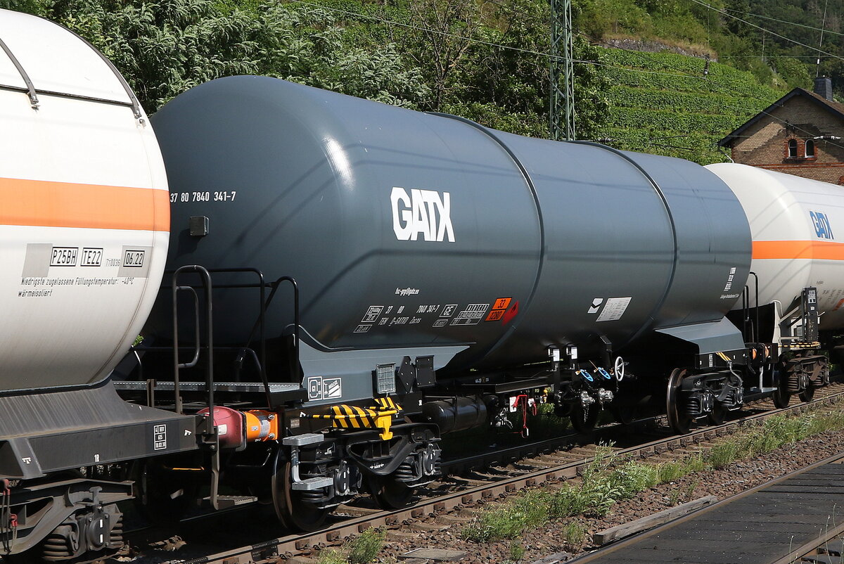 7840 341 (Zacns) von  GATX  am 21. Juli 2021 bei Kaub.