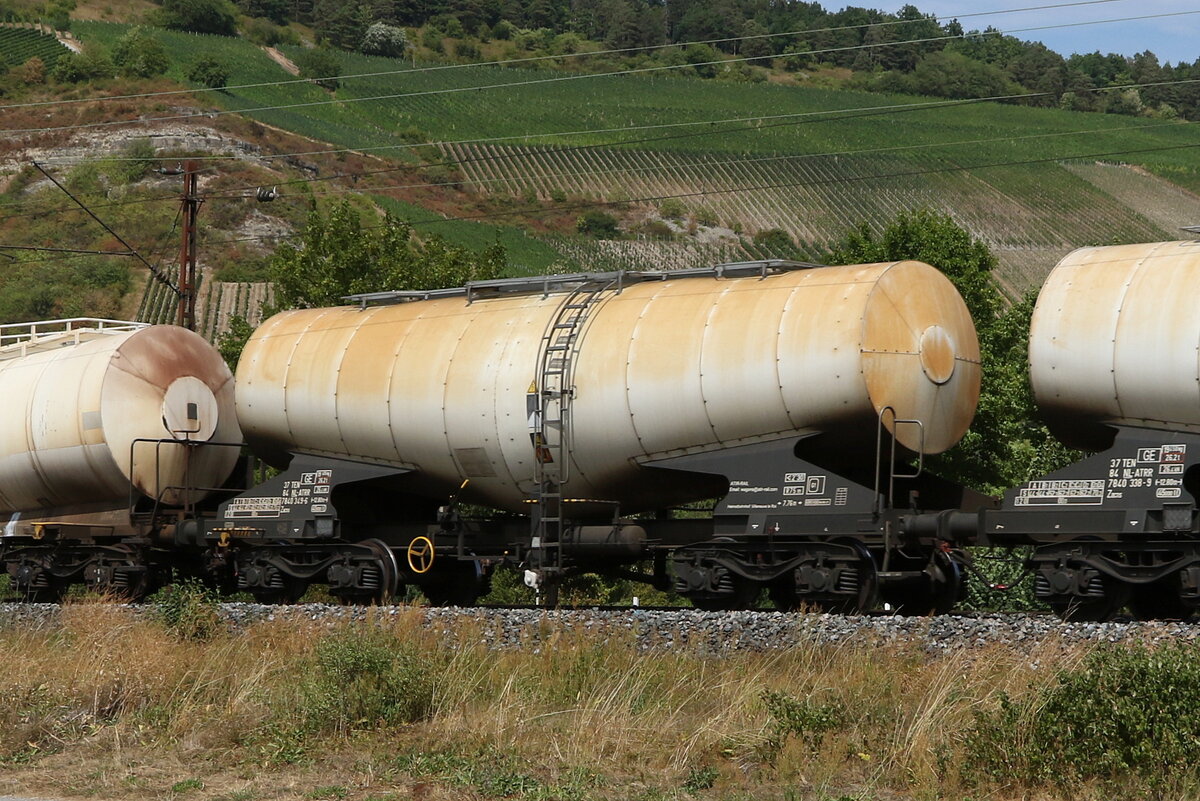 7840 349 (Zacns) von  ATIR-Rail  am 5. August 2022 bei Thngersheim.