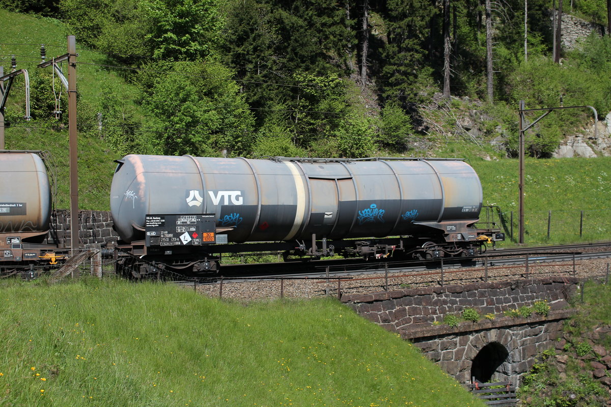 7840 413-9 (Zacns) von  VTG  am 25. Mai bei Wassen/Schweiz.