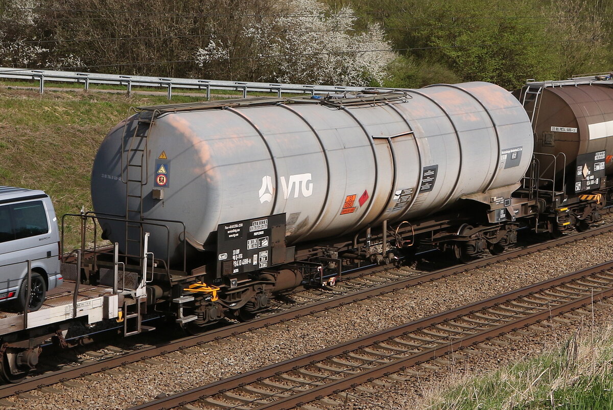 7840 488 (Zacns) von  VTG  am 6. April 2024 bei Vierkirchen.