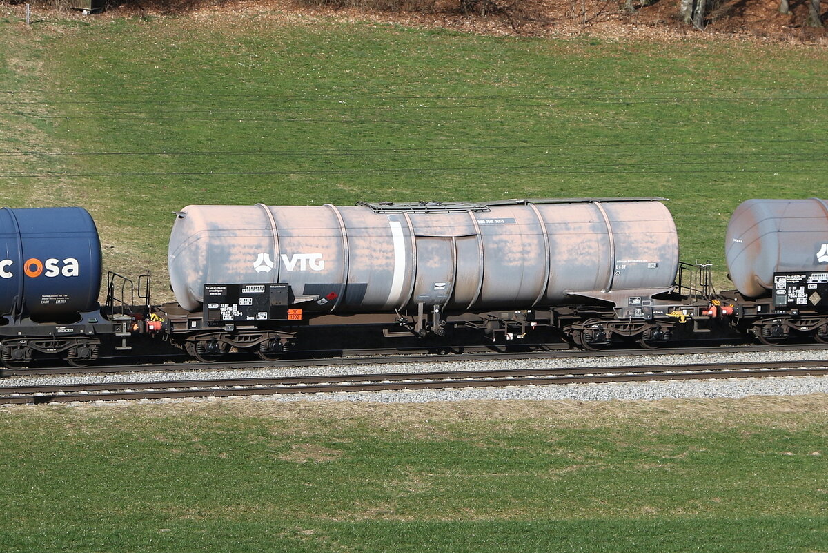 7840 749 (Zacns) von  VTG  am 16. Februar 2024 bei Axdorf.