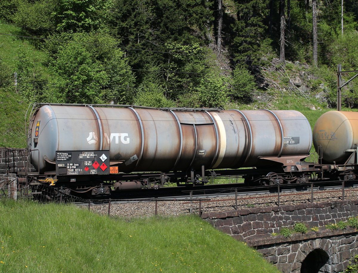 7840 873-3 (Zacns) von  VTG  am 25. Mai 2016 bei Wassen/Schweiz.