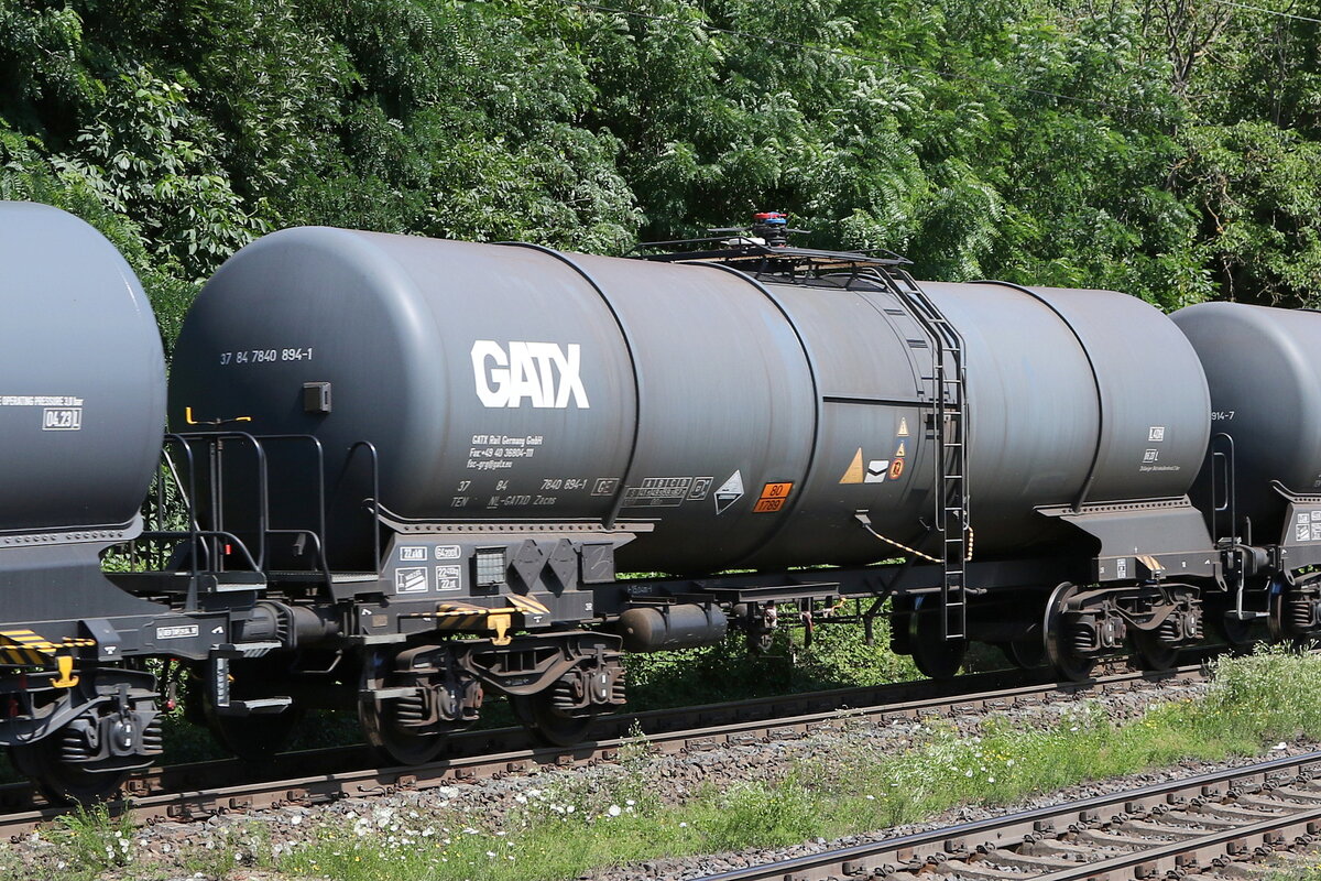 7840 894 (Zacns) von  GATX   am 21. Juli 2021 bei Kaub.