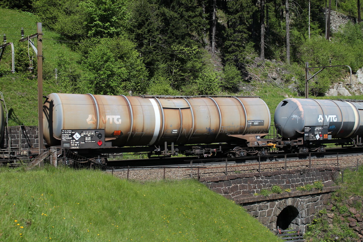 7840 916-0 (Zacns) von  VTG  am 25. Mai 2016 auf der  dritten Ebene von Wassen.