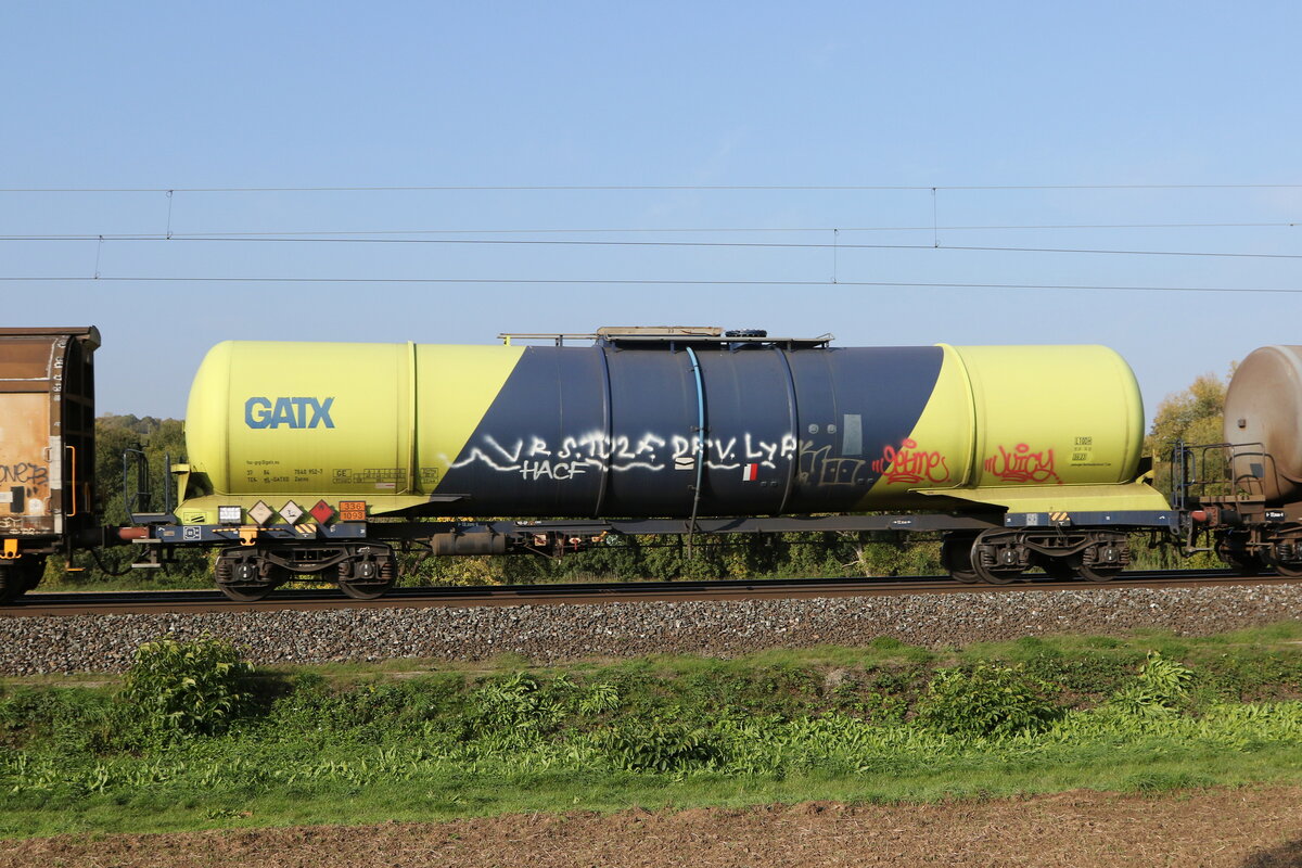 7840 952 (Zacns) von  GATX  am 12. Oktober 2022 bei Himmelstadt am Main.