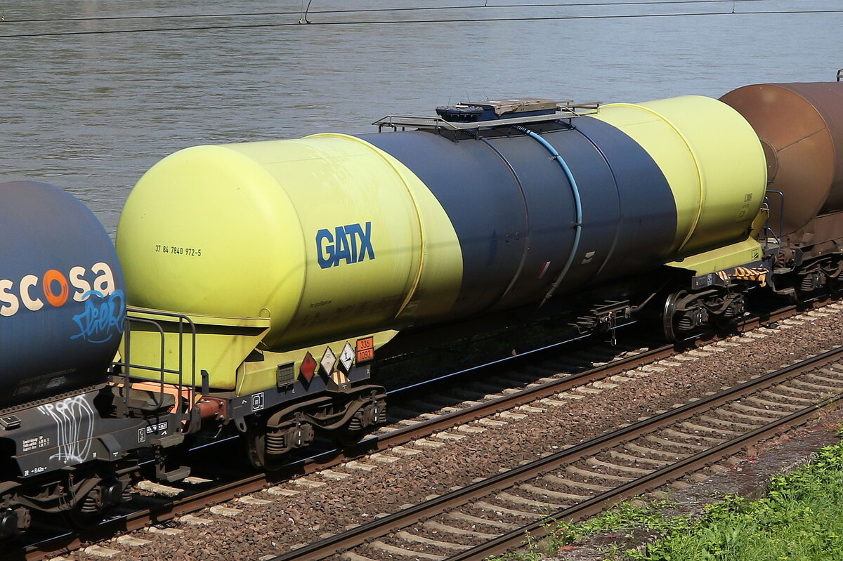 7840 972 (Zacns) von  GATX  am 21. Juli 2021 bei Assmannshausen.