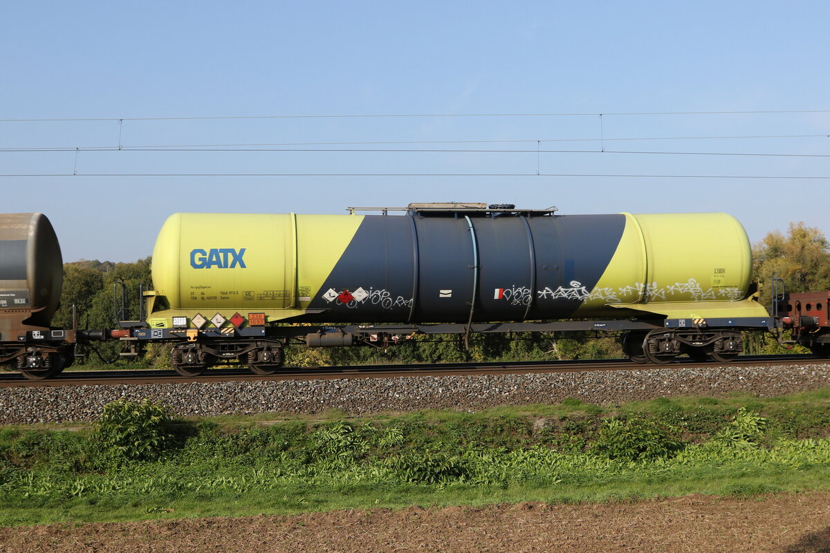 7840 973 (Zacns) von  GATX  am 12. Oktober 2022 bei Himmelstadt im Maintal.