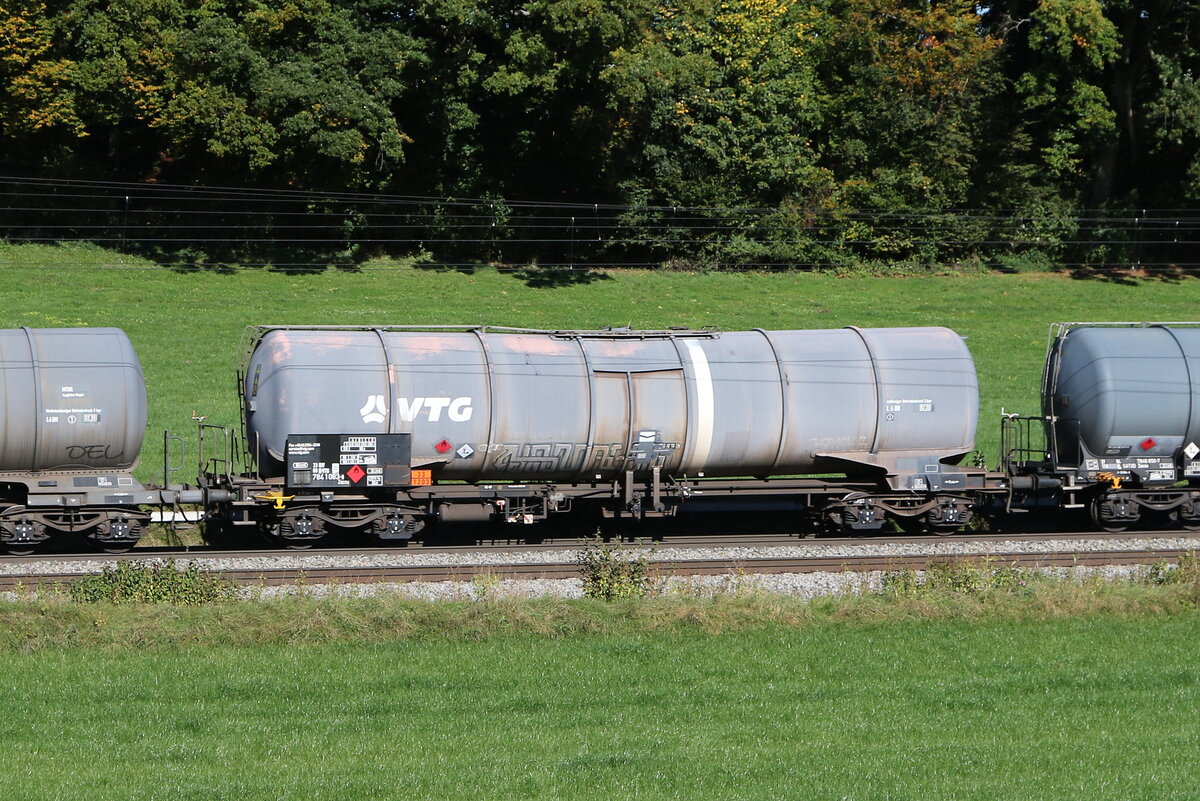 7841 083 (Zacns) von  VTG  am 9. Oktober 2024 bei Axdorf.