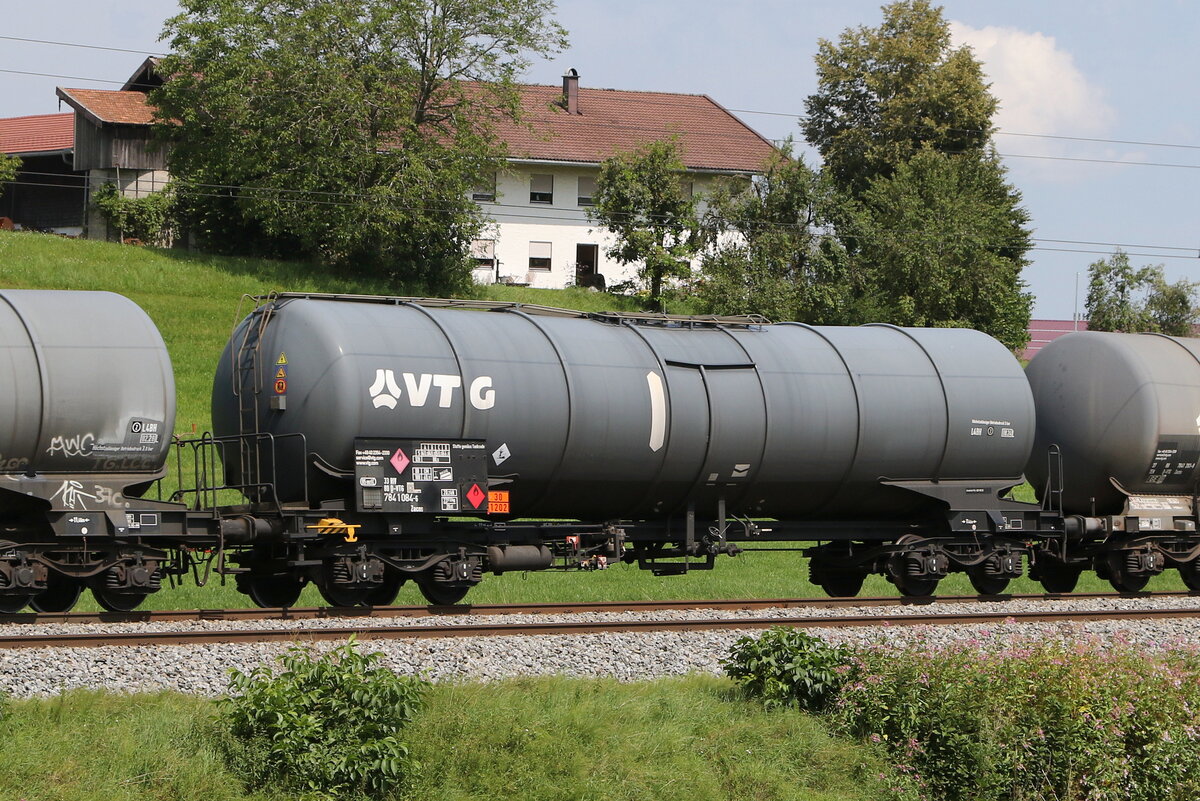 7841 084 (Zacns) von  VTG  am 7. August 2024 bei Axdorf.