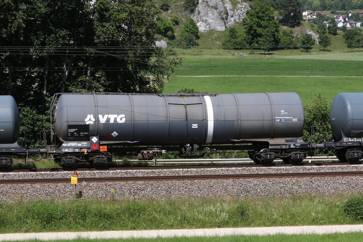 7841 239 (Zacns) von  VTG  am 24. Juni bei Dollnstein/Altmhltaal.