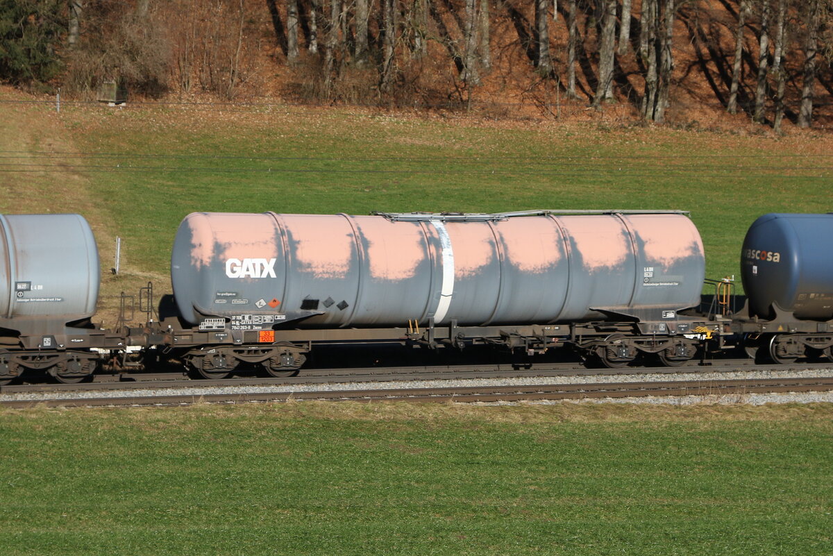 7841 263 (Zacns) von  GATX  am 18. Dezember 2023 bei Axdorf.