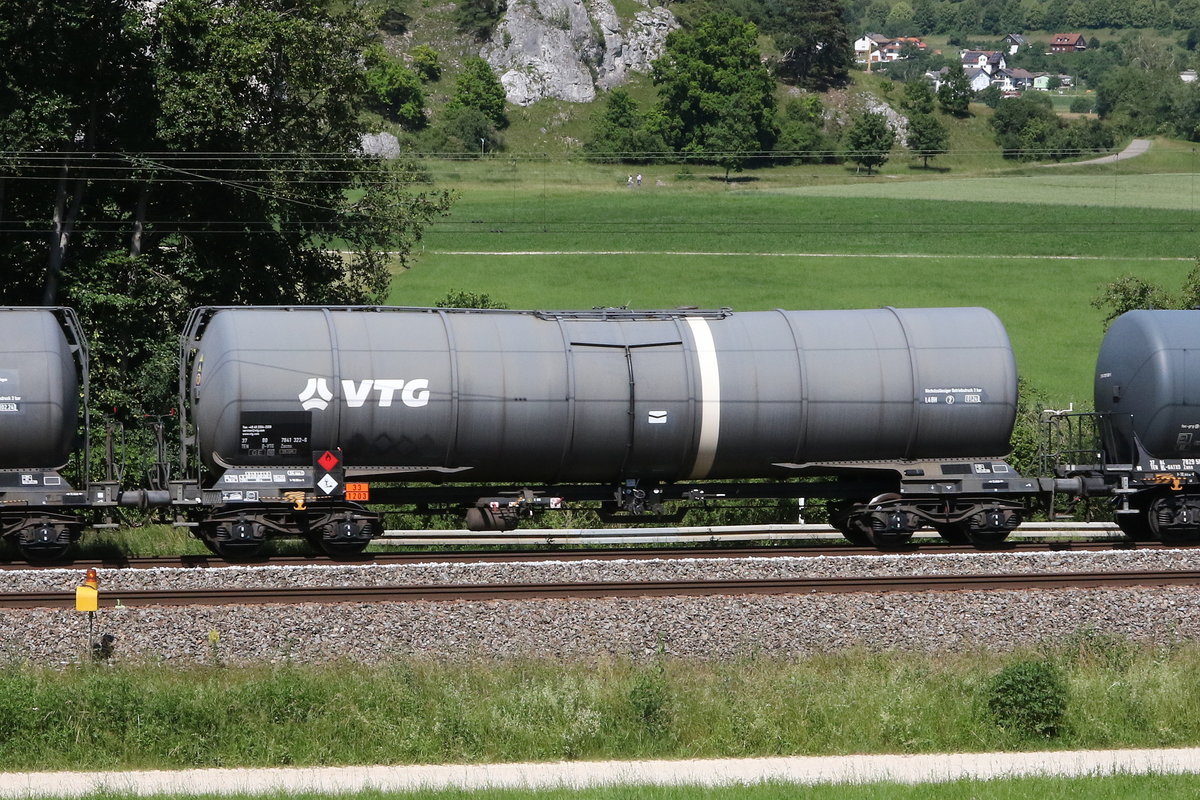 7841 322 (Zacns) von  VTG  am 24. Juni 2020 bei Dollnstein/Altmhltal.