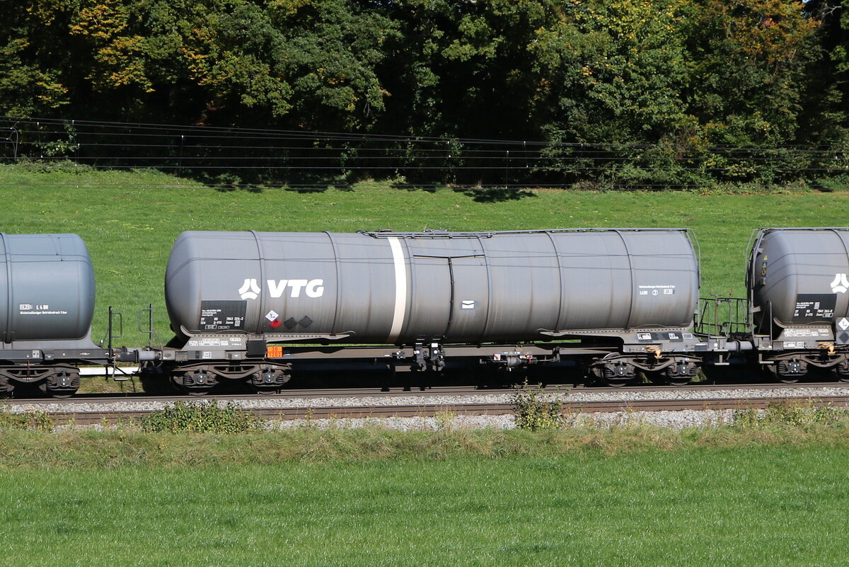 7841 324 (Zacns) von  VTG  am 9. Oktober 2024 bei Axdorf.