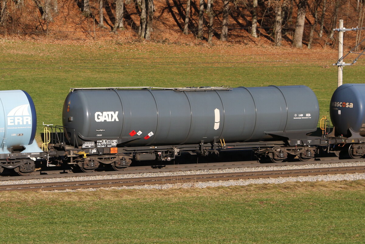 7841 348 (Zacns) von  GATX  am 18. Dezember 2023 bei Axdorf.