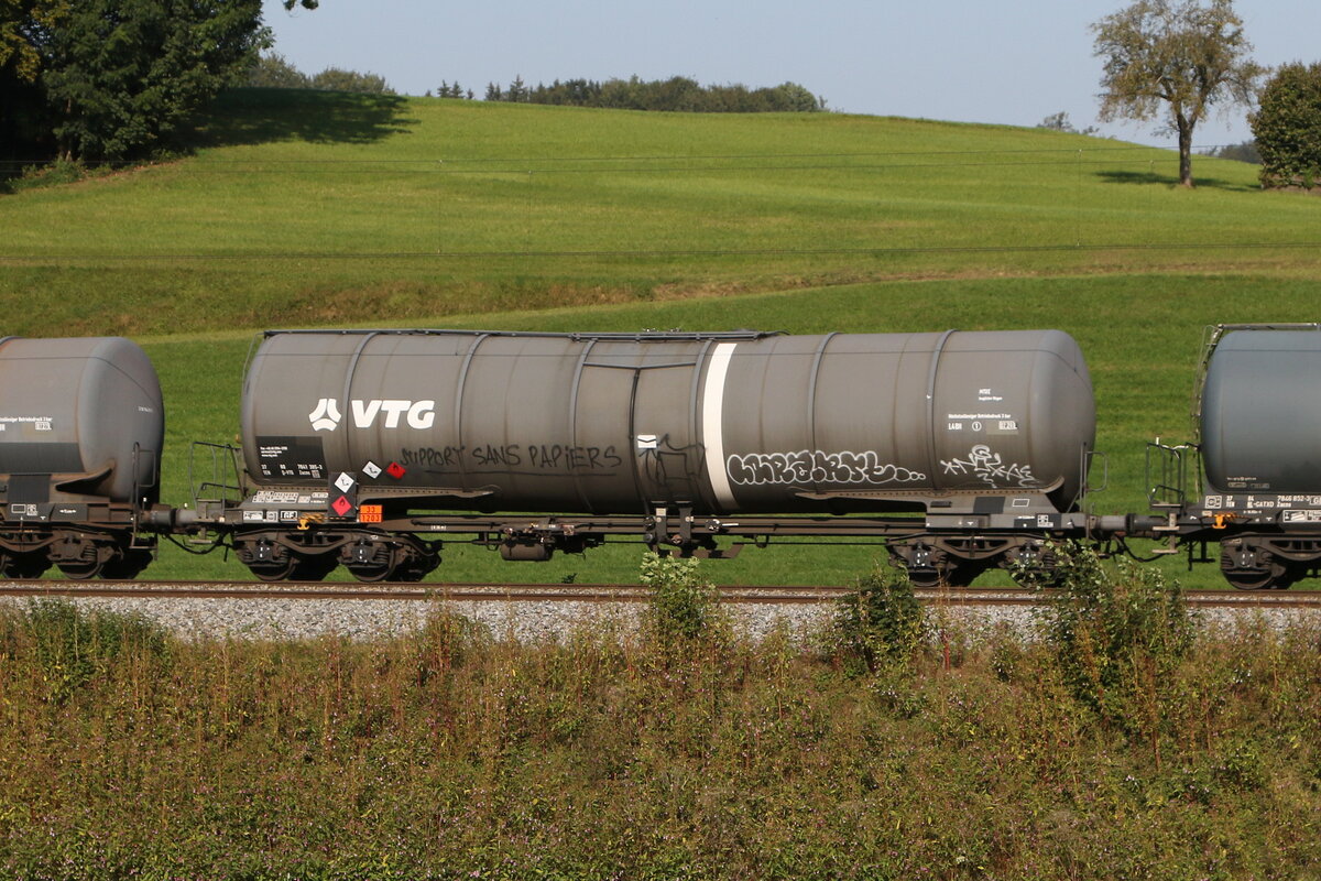 7841 385 (Zacns) von  VTG  am 19. September 2024 bei Axdorf.