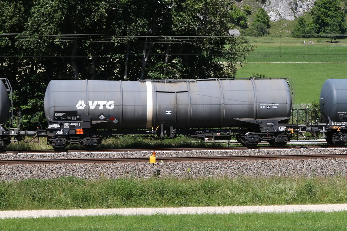 7841 512 (Zacns) von  VTG  am 24. Juni 2020 bei Dollnstein im Altmhltal.