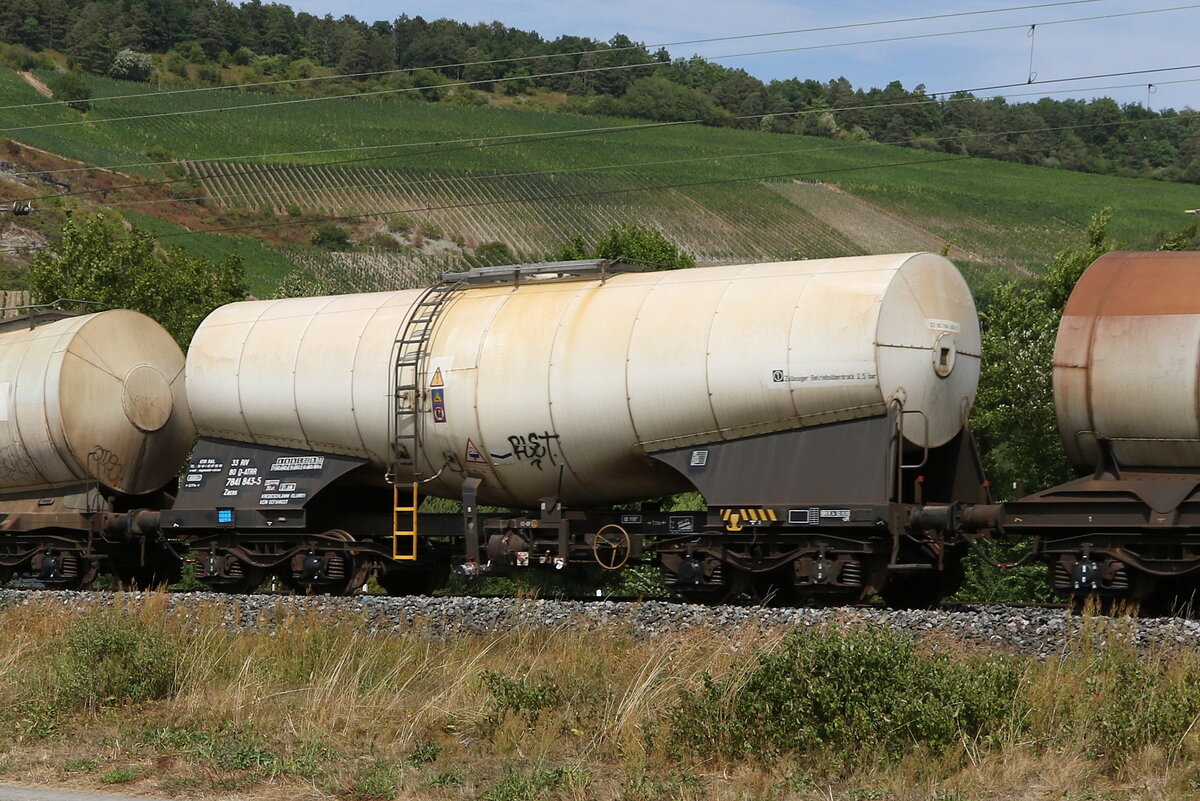 7841 843 (Zacns) von  ATIR-Rail  am 5. August 2022 bei Thngersheim im Maintal.